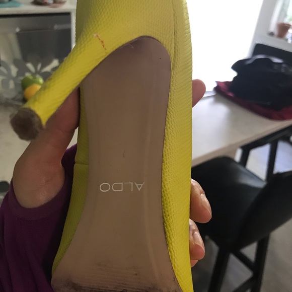 Bright yellow pumps - Picture 3 of 3